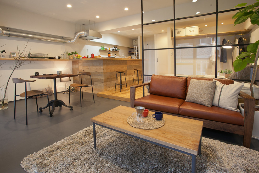 Offenes Industrial Wohnzimmer mit weißer Wandfarbe und grauem Boden in Fukuoka