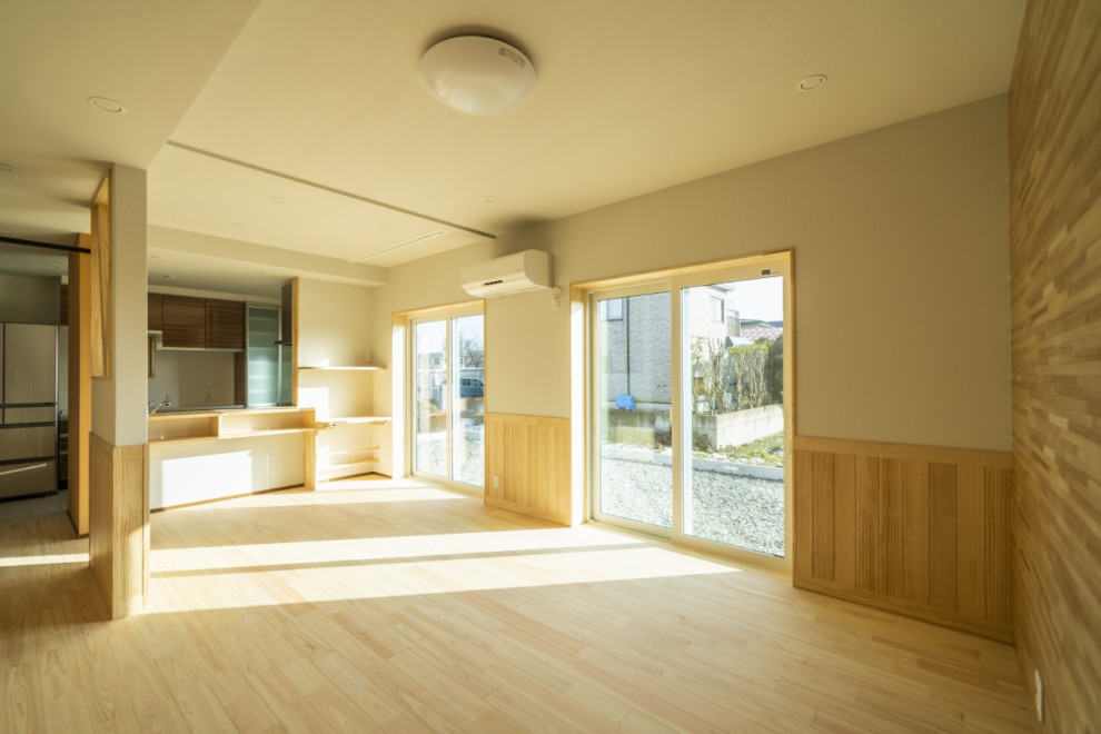 Exemple d'un salon asiatique de taille moyenne avec un mur blanc, un sol de tatami, aucune cheminée, un sol vert, un plafond en papier peint et du papier peint.
