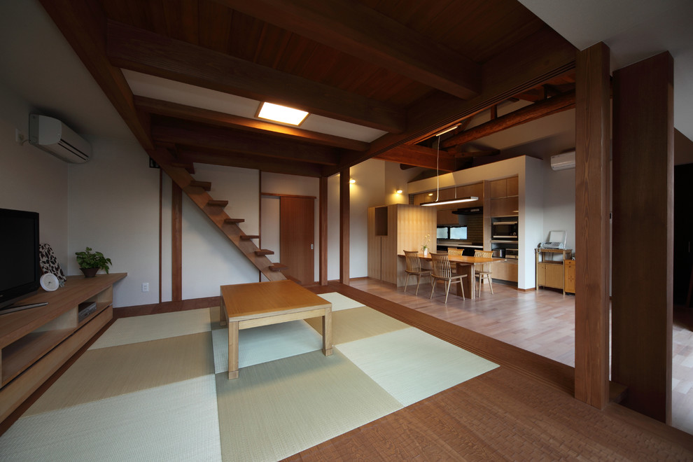 Idee per un soggiorno etnico di medie dimensioni con TV autoportante, pareti beige, pavimento in tatami e pavimento beige