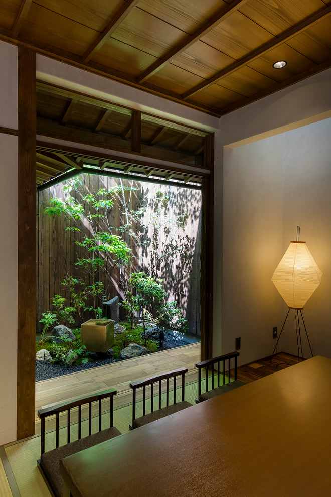 Foto de salón abierto de estilo zen con paredes blancas, tatami y televisor independiente