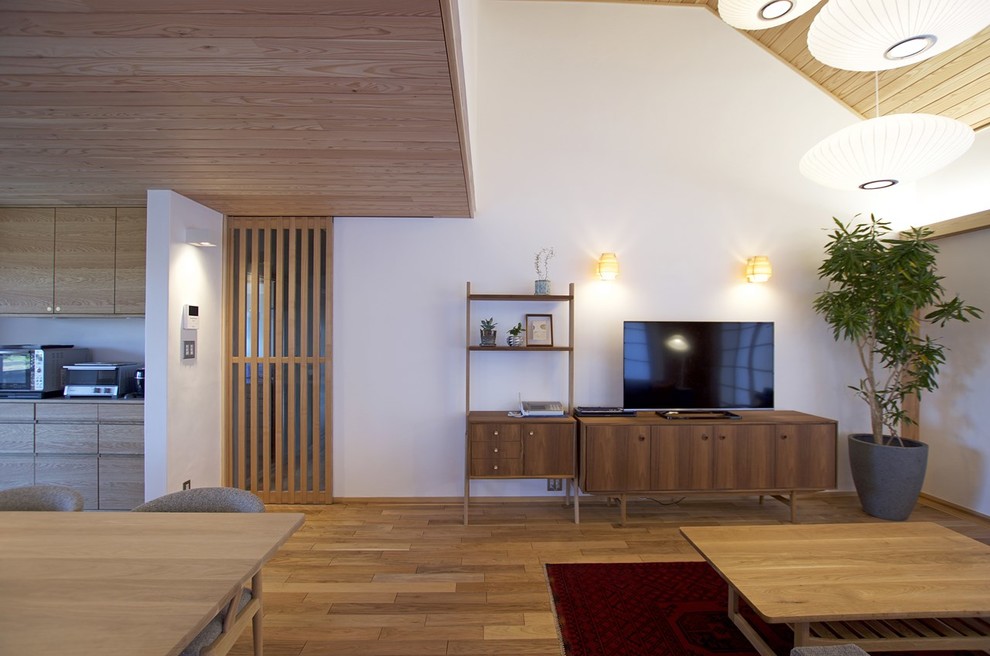 福岡にある高級な中くらいな北欧スタイルのおしゃれなLDK (白い壁、無垢フローリング、暖炉なし、据え置き型テレビ、茶色い床) の写真