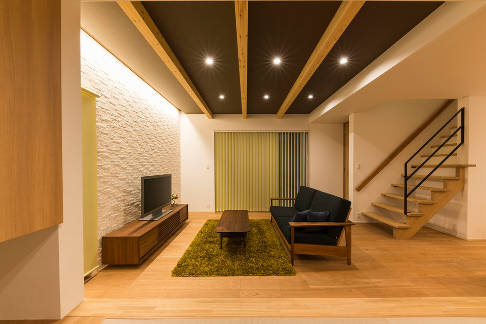 Immagine di un soggiorno minimalista di medie dimensioni e aperto con pareti bianche, pavimento in compensato, nessun camino, TV autoportante e pavimento marrone