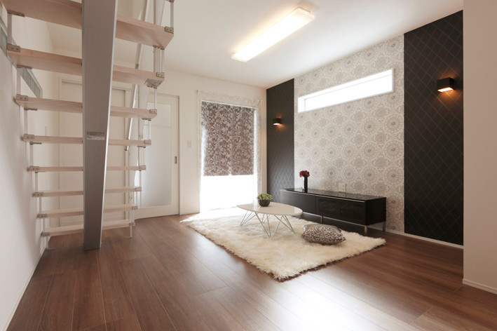 Idee per un soggiorno moderno di medie dimensioni e aperto con pareti multicolore, pavimento in compensato, TV autoportante e pavimento beige