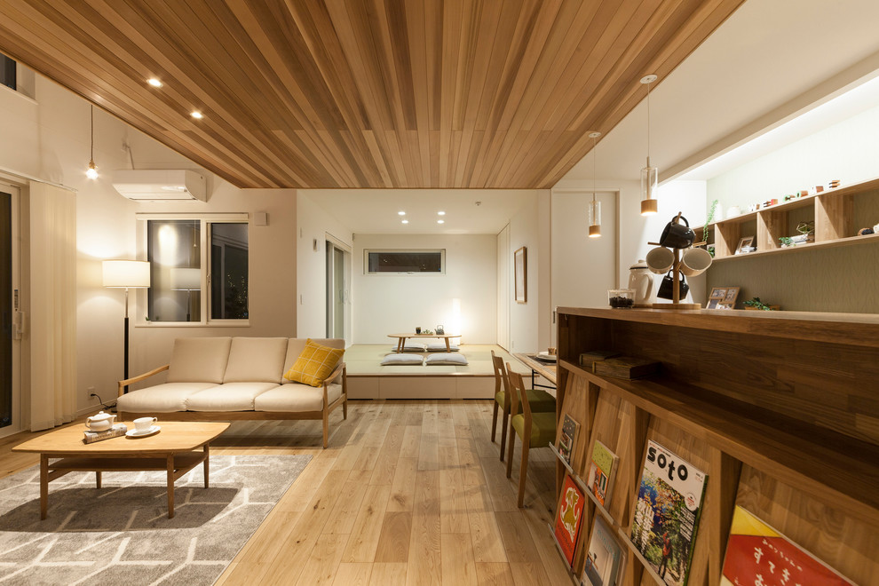 Источник вдохновения для домашнего уюта: открытая гостиная комната в стиле модернизм с белыми стенами, паркетным полом среднего тона и коричневым полом