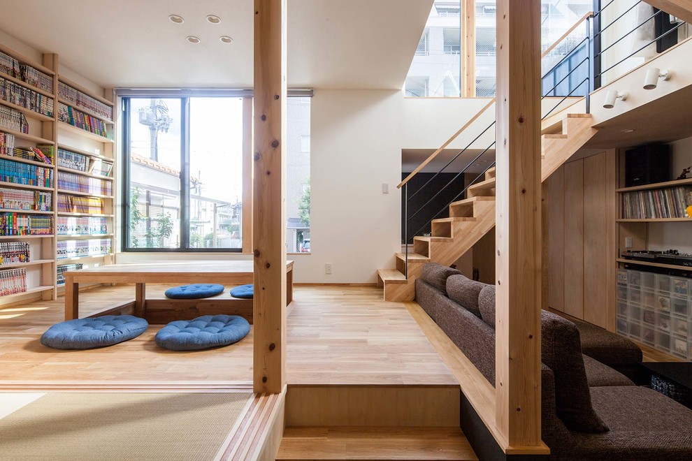 Mittelgroßes, Offenes Uriges Wohnzimmer mit braunem Holzboden und braunem Boden in Sonstige