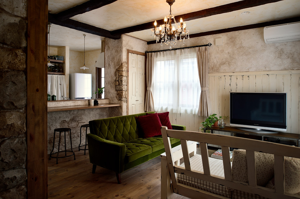 Свежая идея для дизайна: открытая гостиная комната в классическом стиле с разноцветными стенами, паркетным полом среднего тона, отдельно стоящим телевизором и коричневым полом - отличное фото интерьера
