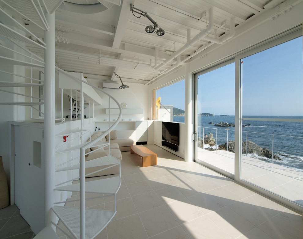 Свежая идея для дизайна: гостиная комната в морском стиле с белыми стенами, телевизором на стене и полом из керамической плитки без камина - отличное фото интерьера