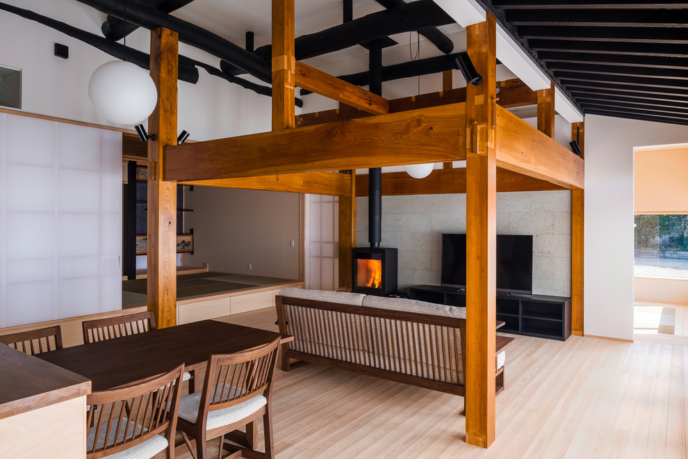 Asiatisches Wohnzimmer mit weißer Wandfarbe, hellem Holzboden und braunem Boden in Tokio