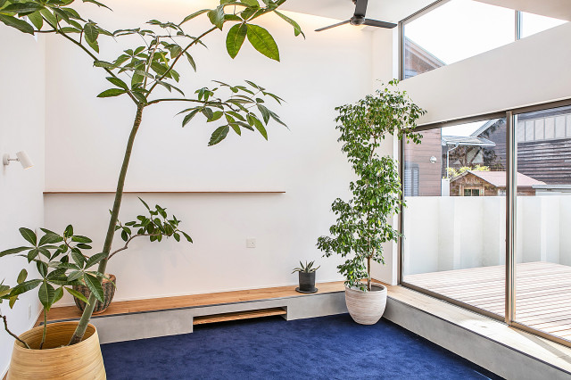 実木リビングテレビ背景壁に飾られ、桃木彫刻が蒸し上がって壁に掛け