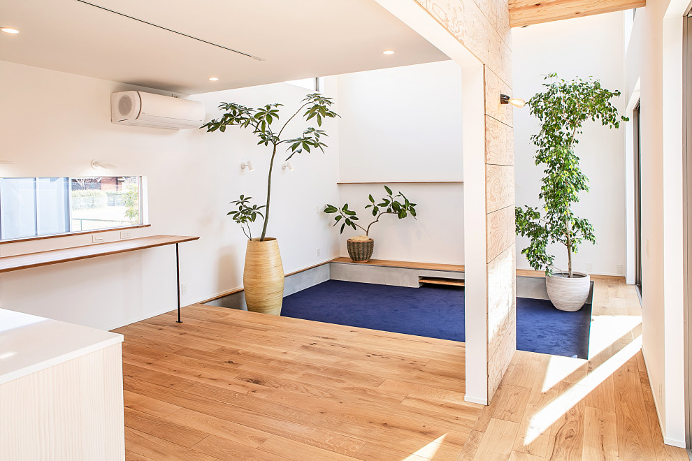 Offenes Modernes Wohnzimmer ohne Kamin mit weißer Wandfarbe, Teppichboden, TV-Wand, blauem Boden, Tapetendecke und Holzwänden in Kyoto