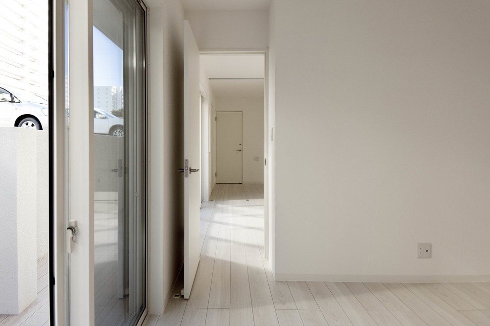 Esempio di un soggiorno moderno di medie dimensioni e chiuso con pareti bianche, pavimento in legno verniciato e pavimento bianco
