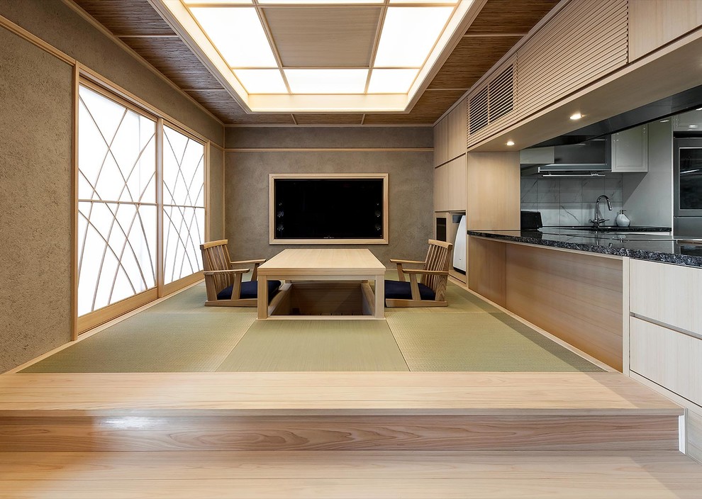 Ejemplo de salón abierto asiático sin chimenea con paredes multicolor, tatami, televisor colgado en la pared y suelo verde
