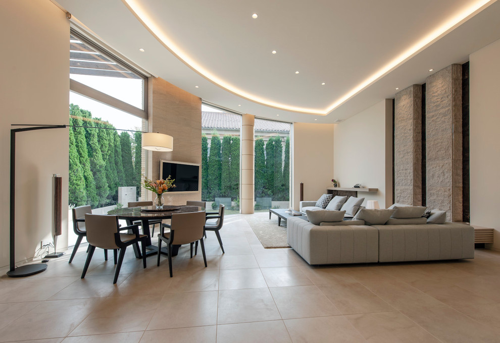 Immagine di un soggiorno classico con pareti beige, camino lineare Ribbon, pavimento beige e TV a parete