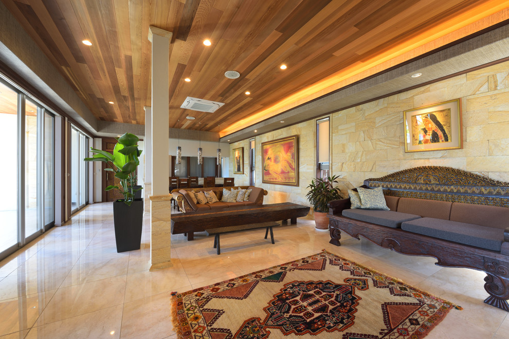 Пример оригинального дизайна: гостиная комната в восточном стиле с коричневыми стенами и мраморным полом