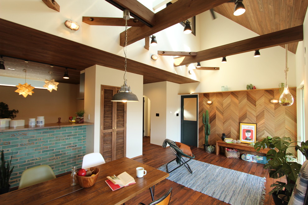 Ejemplo de salón abierto vintage con paredes blancas, suelo de madera oscura y suelo marrón