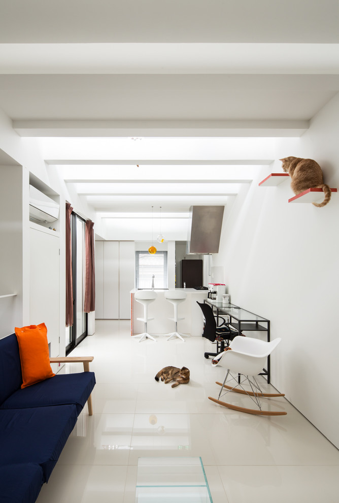 Kleines, Offenes Modernes Wohnzimmer mit weißer Wandfarbe und weißem Boden in Osaka