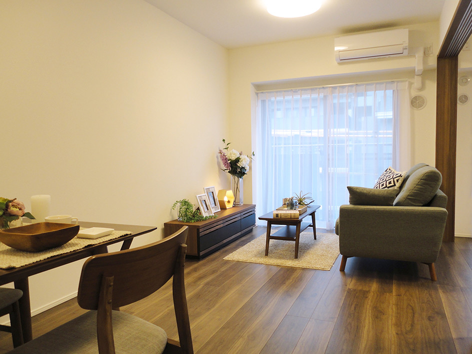 Ispirazione per un soggiorno minimalista aperto con pareti bianche, pavimento in compensato e pavimento marrone