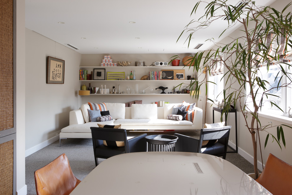 Foto di un soggiorno eclettico di medie dimensioni con pareti bianche e moquette