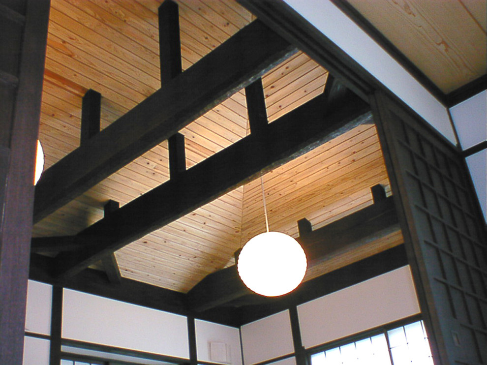 Ejemplo de salón de estilo zen con paredes blancas, suelo de madera oscura y suelo violeta