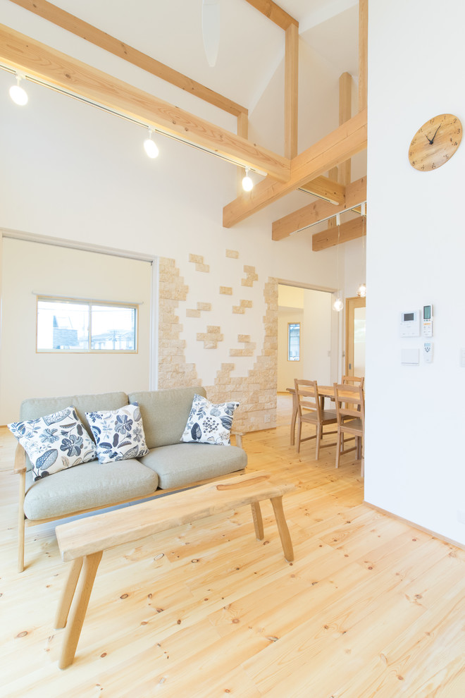 Imagen de salón abierto de estilo de casa de campo con paredes blancas y suelo beige