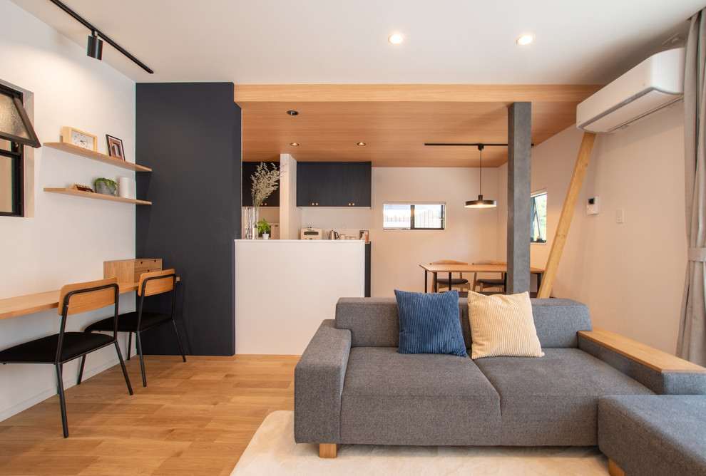 Idéer för minimalistiska allrum med öppen planlösning, med vita väggar, mellanmörkt trägolv, en fristående TV och brunt golv