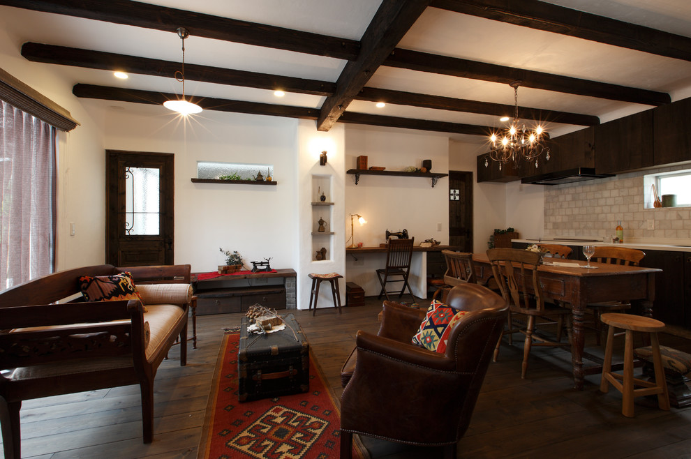 Cette image montre un salon traditionnel avec un mur blanc, parquet foncé et un sol marron.