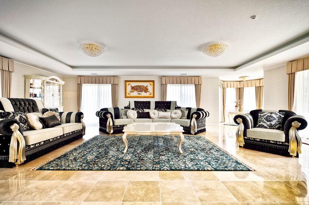 Aménagement d'un grand salon victorien ouvert avec une salle de réception, un mur beige et un sol en carrelage de porcelaine.