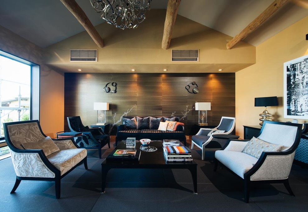 Cette image montre un grand salon asiatique ouvert avec une salle de réception, un mur beige, un sol de tatami, une cheminée double-face, un manteau de cheminée en bois et un sol noir.