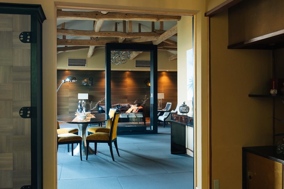 Cette image montre un grand salon asiatique ouvert avec une salle de réception, un mur beige, un sol de tatami, une cheminée double-face, un manteau de cheminée en bois et un sol noir.