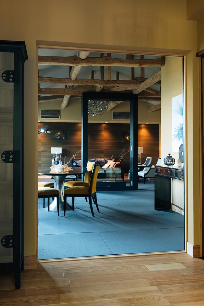 Diseño de salón para visitas abierto asiático grande con paredes beige, tatami, chimenea de doble cara, marco de chimenea de madera y suelo negro