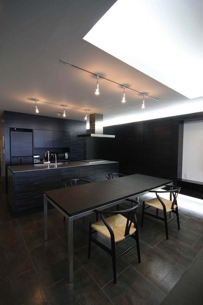 Ejemplo de salón abierto contemporáneo de tamaño medio con paredes blancas, suelo de baldosas de cerámica, televisor colgado en la pared y suelo gris