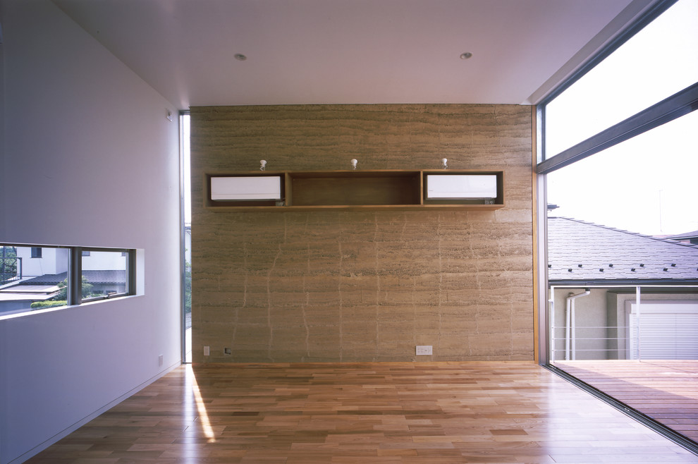 Exemple d'un grand salon moderne ouvert avec un mur beige, un sol en bois brun, un téléviseur indépendant et un sol beige.