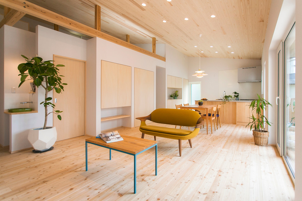 Идея дизайна: открытая гостиная комната в стиле фьюжн с белыми стенами и светлым паркетным полом без камина, телевизора