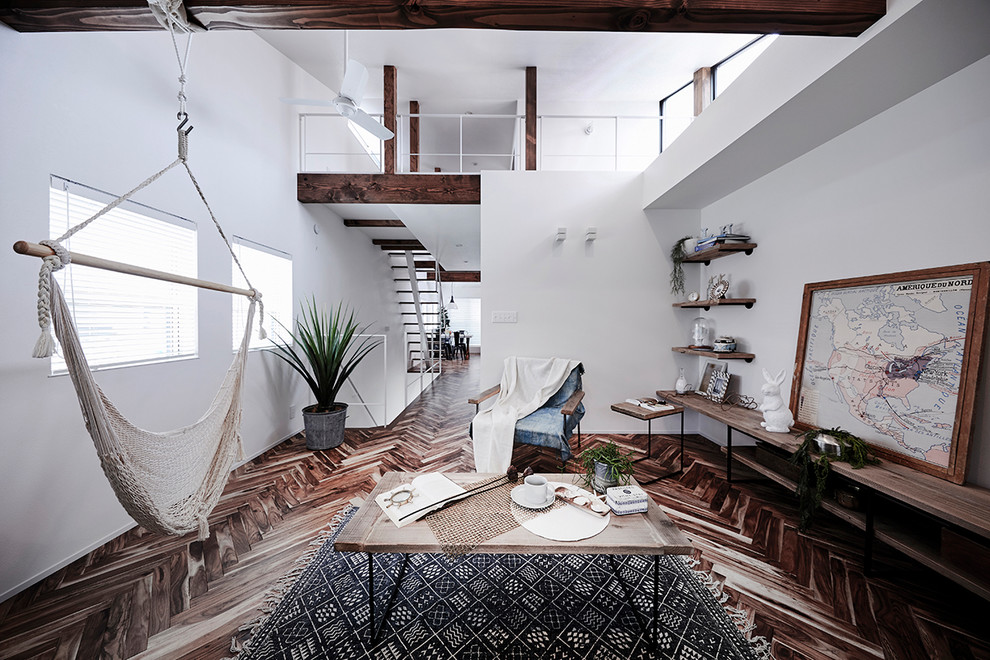 Ispirazione per un soggiorno stile marinaro con pareti bianche e pavimento marrone