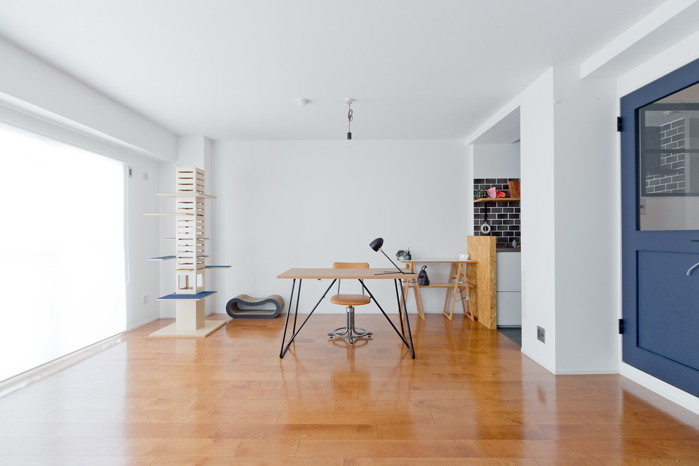 Свежая идея для дизайна: гостиная комната в стиле шебби-шик с белыми стенами и полом из фанеры без камина - отличное фото интерьера