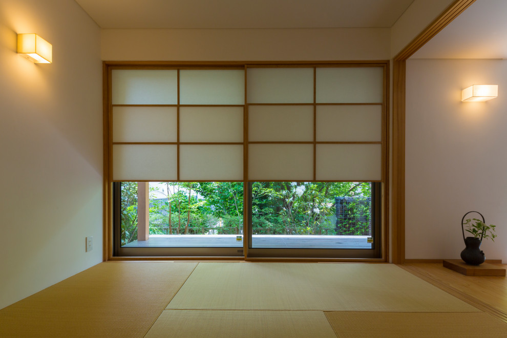 Idee per un piccolo soggiorno moderno aperto con sala formale, pareti bianche, pavimento in tatami, nessuna TV, pavimento bianco e nessun camino