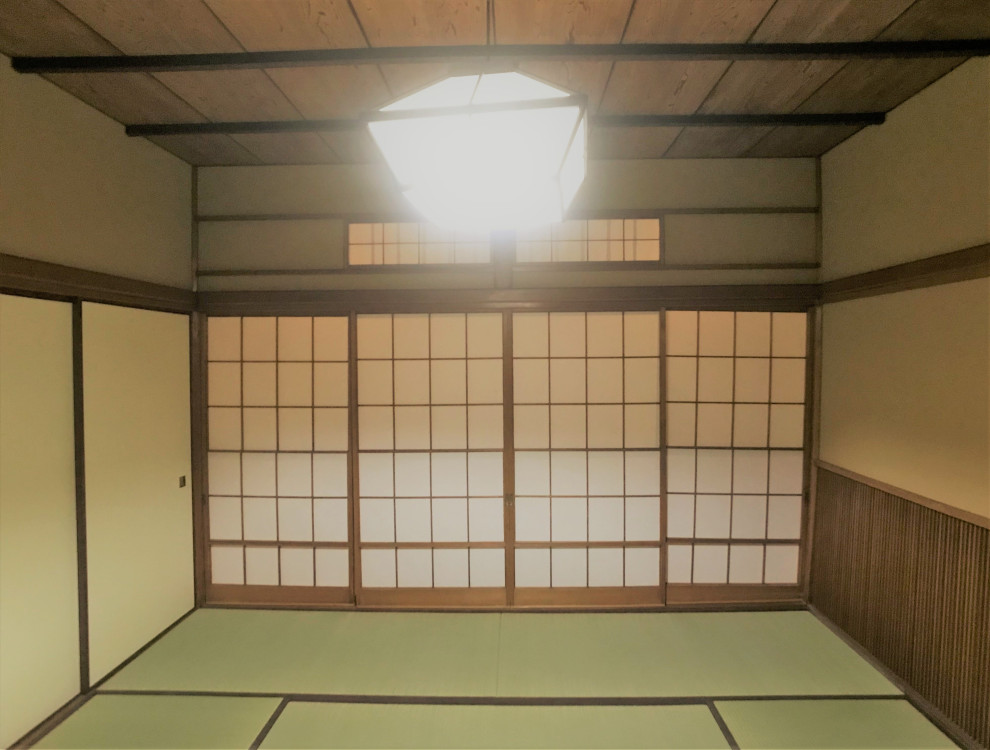 Aménagement d'un salon de taille moyenne et fermé avec une salle de réception, un sol de tatami et aucun téléviseur.