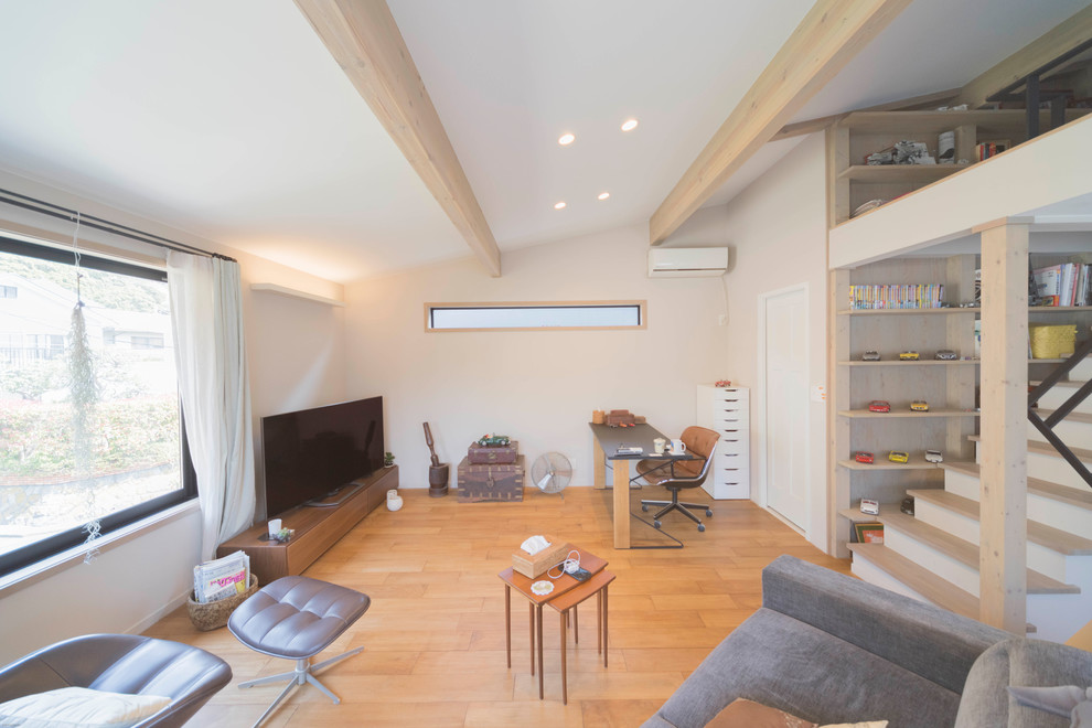 Diseño de salón asiático con paredes blancas, suelo de madera en tonos medios, televisor independiente y suelo marrón