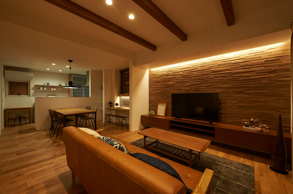 Exempel på ett stort minimalistiskt allrum med öppen planlösning, med ett finrum, vita väggar, ljust trägolv, en fristående TV och beiget golv