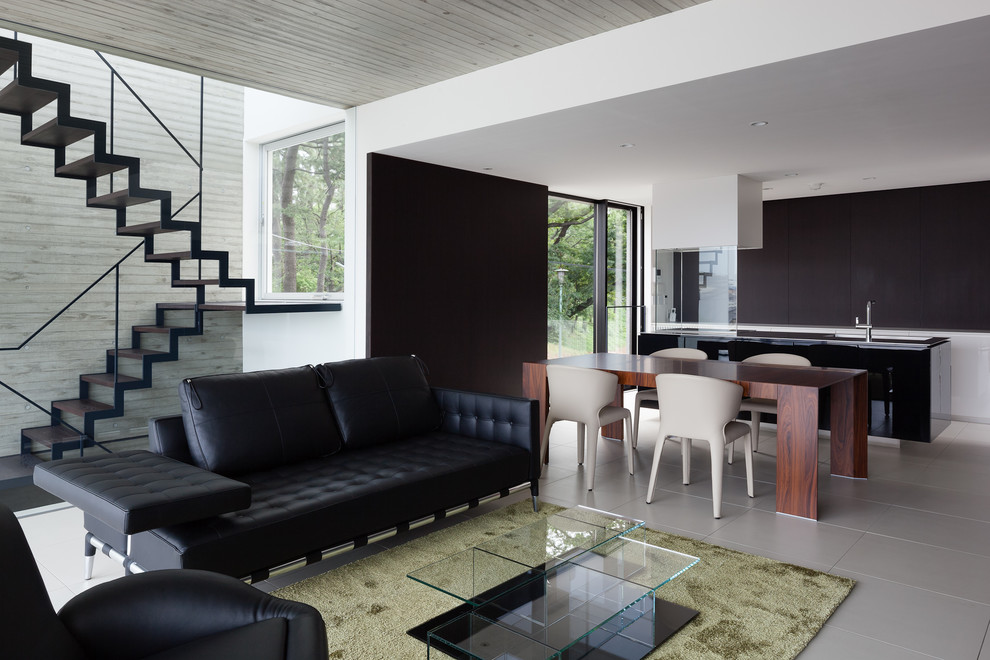 Photo of a contemporary living room in Yokohama with white walls and grey floors.