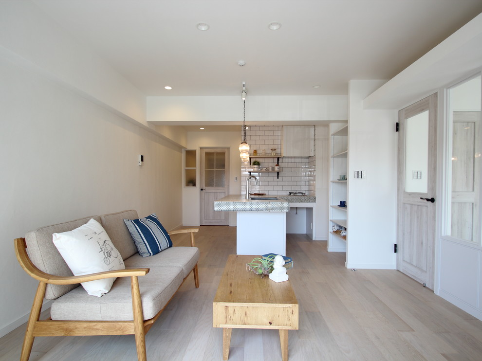 Идея дизайна: гостиная комната в скандинавском стиле с белыми стенами, серым полом и светлым паркетным полом
