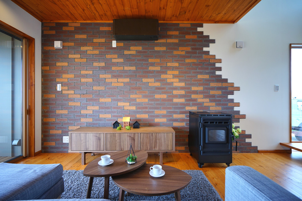 Idées déco pour un salon campagne de taille moyenne et ouvert avec un mur marron, un sol en bois brun, un téléviseur indépendant et un sol marron.
