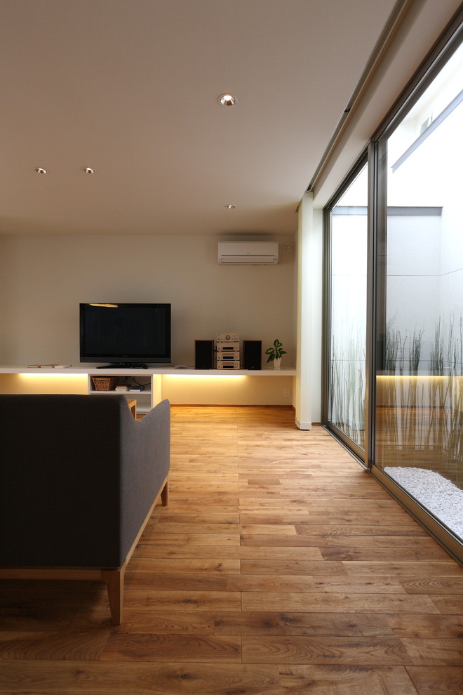 This is an example of a large modern living room in Fukuoka.