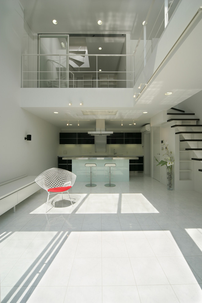 Offenes Modernes Wohnzimmer ohne Kamin mit weißer Wandfarbe, Porzellan-Bodenfliesen, freistehendem TV und weißem Boden in Sonstige