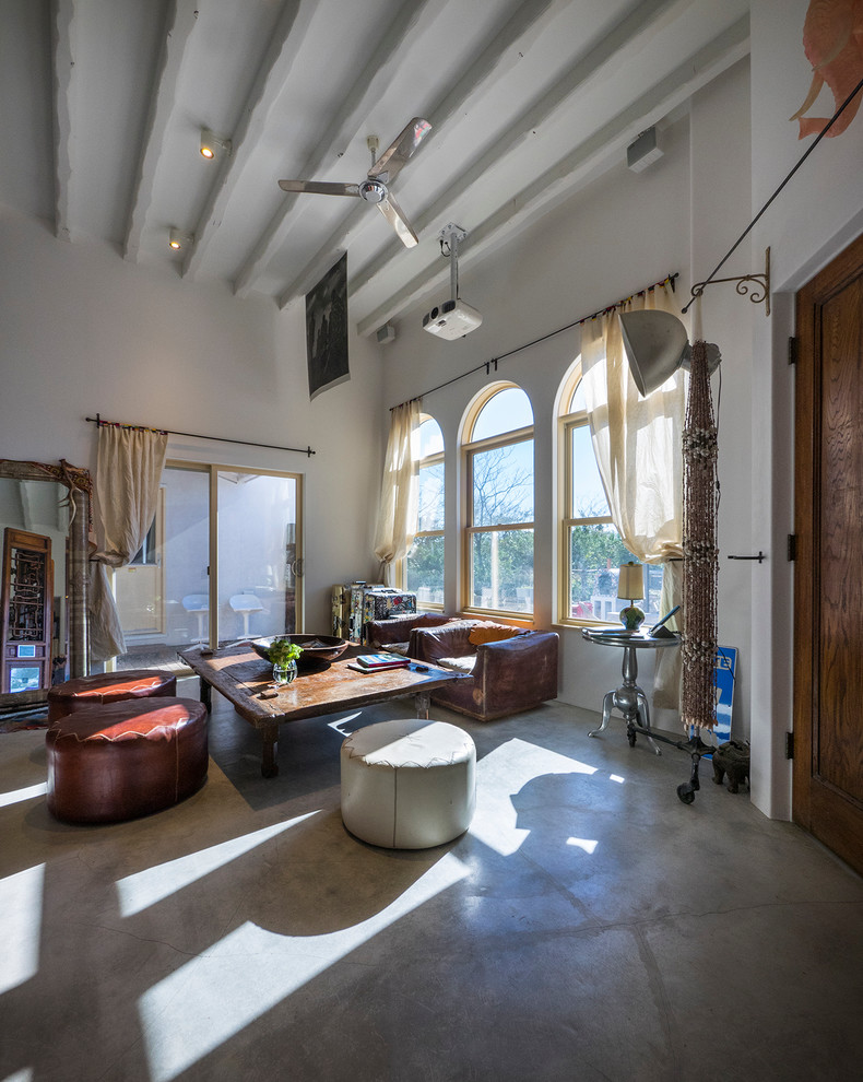 Стильный дизайн: открытая гостиная комната среднего размера в средиземноморском стиле с белыми стенами и бетонным полом без камина, телевизора - последний тренд