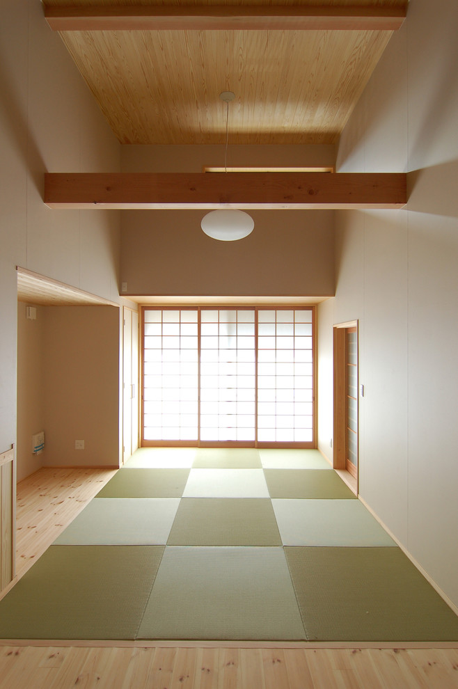Imagen de salón de estilo zen sin chimenea con paredes blancas, tatami y suelo verde