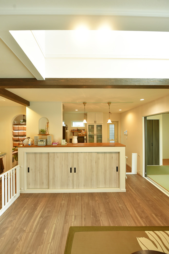 Свежая идея для дизайна: открытая гостиная комната в восточном стиле с татами и коричневым полом без камина - отличное фото интерьера