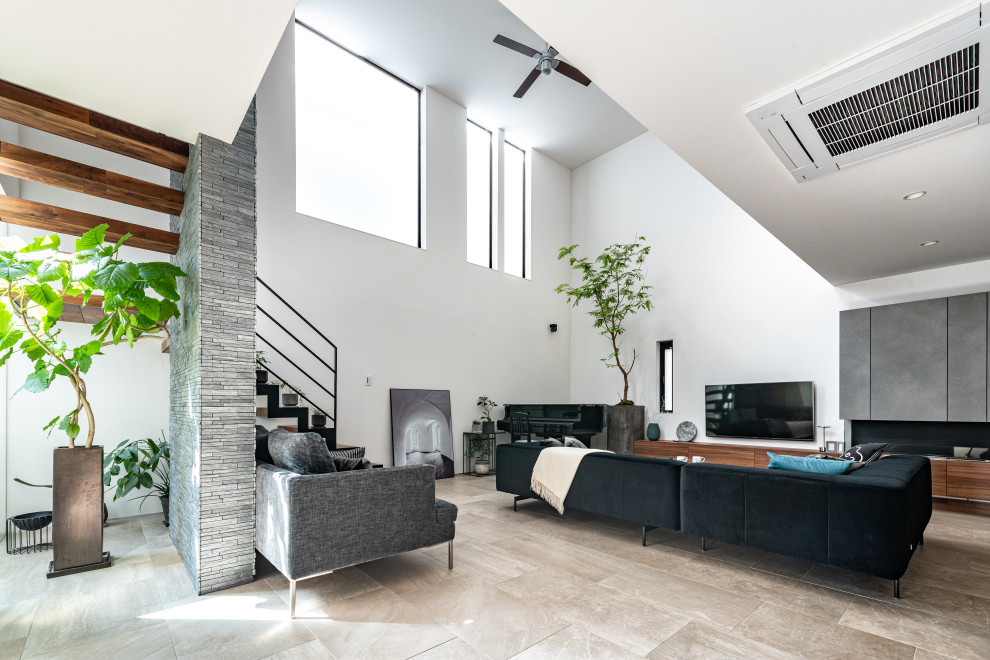 Пример оригинального дизайна: открытая гостиная комната в стиле модернизм с белыми стенами, полом из керамогранита, телевизором на стене и потолком с обоями