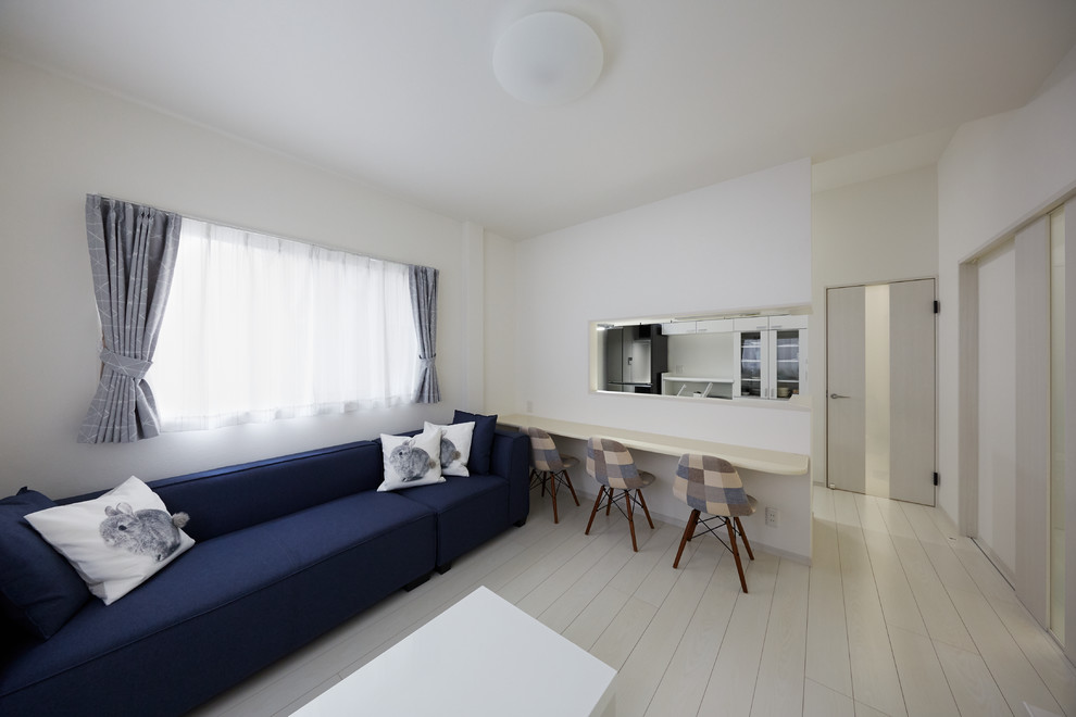 На фото: двухуровневая гостиная комната в стиле модернизм с музыкальной комнатой, белыми стенами, деревянным полом и белым полом с