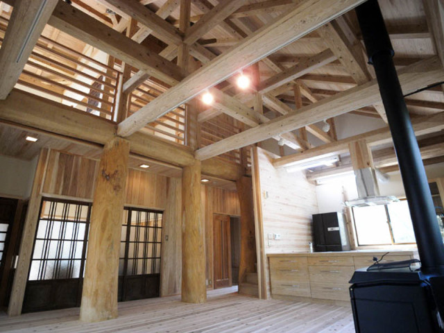 直径2尺の欅丸太柱と小屋組のある別荘 - 和室・和風 - リビング